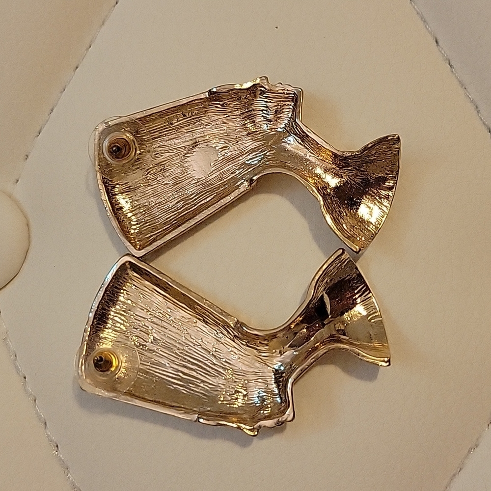 NWOT Gold Cleopatra Nefertiti Pharoah Embossed Large Stud Earrings - Picture 2 of 2